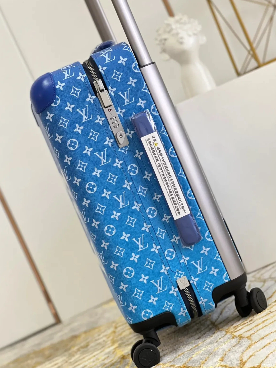 37L CLOUDS 55 SUITCASE HORIZON CABIN CUSTOM 0515
